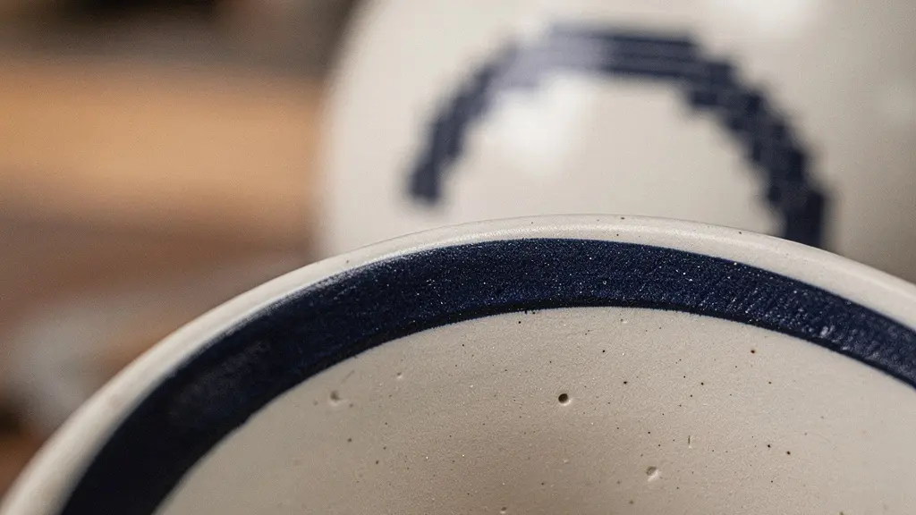 Gros plan extrême sur la surface d'un objet imprimé montrant la netteté des lignes vectorielles et la texture de l'encre