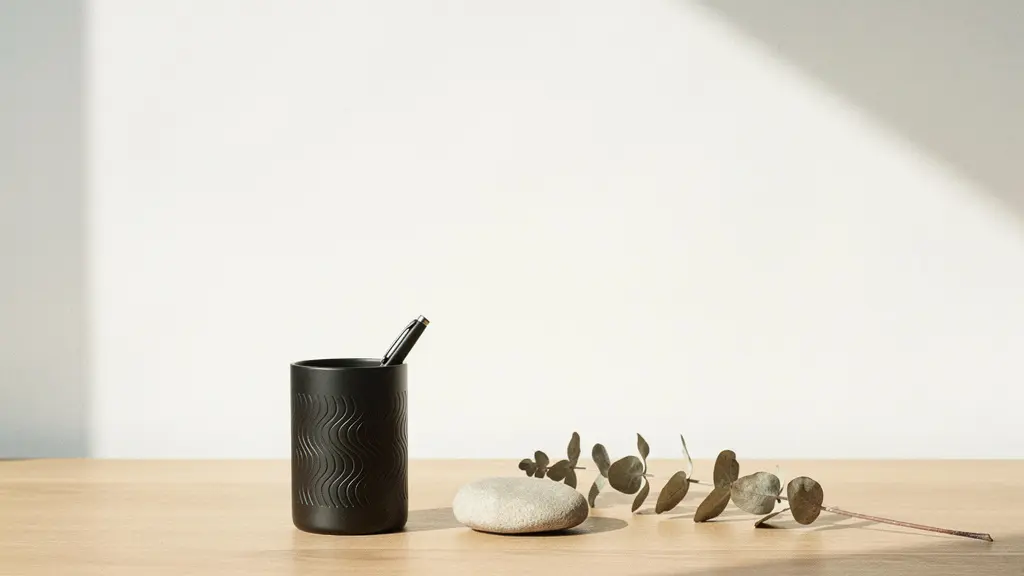 Composition minimaliste montrant un objet de bureau élégant avec un marquage subtil quasi invisible, illustrant le concept de ghost branding où la marque est suggérée plutôt qu'affichée